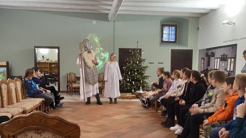 Mikuláš s dětmi z 5.B