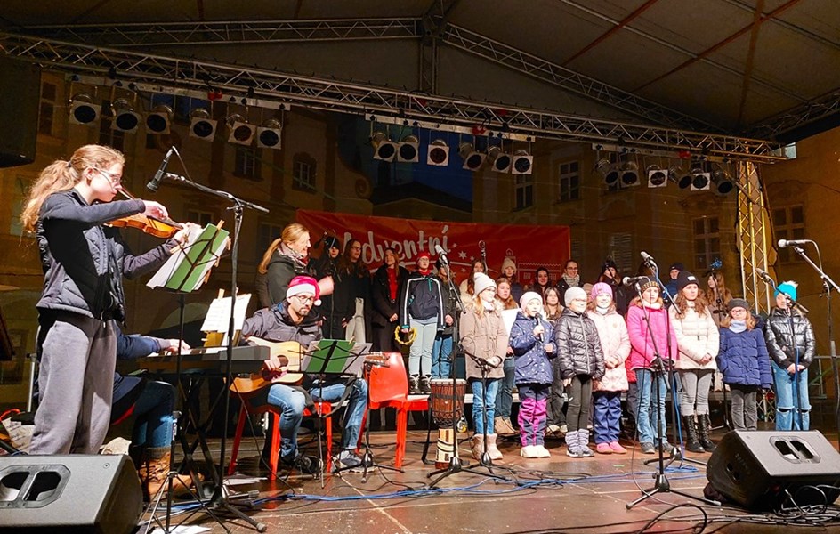 Předvánoční koncert na Masarykově náměstí - zvětšit obrázek