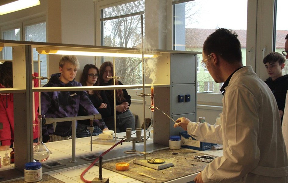 Tyrška v soutěži Mladý chemik - zvětšit obrázek