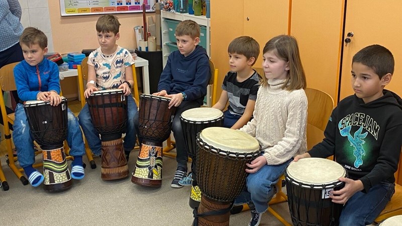 Novoroční bubnování v 1. a 2. třídách