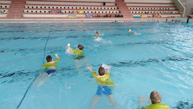 Šesťáci na bazéně