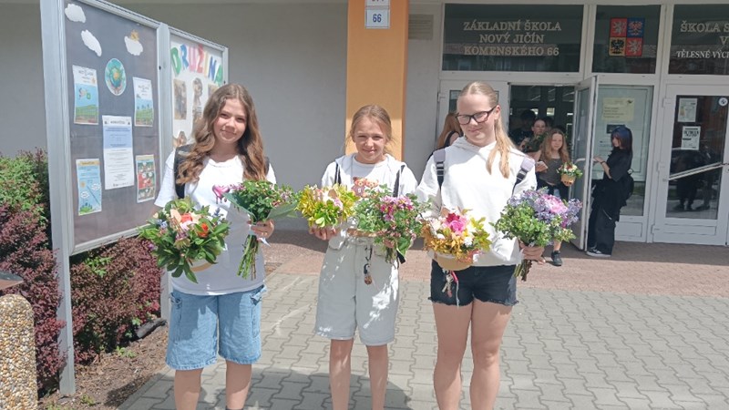 Holky z 6.B na floristické soutěži